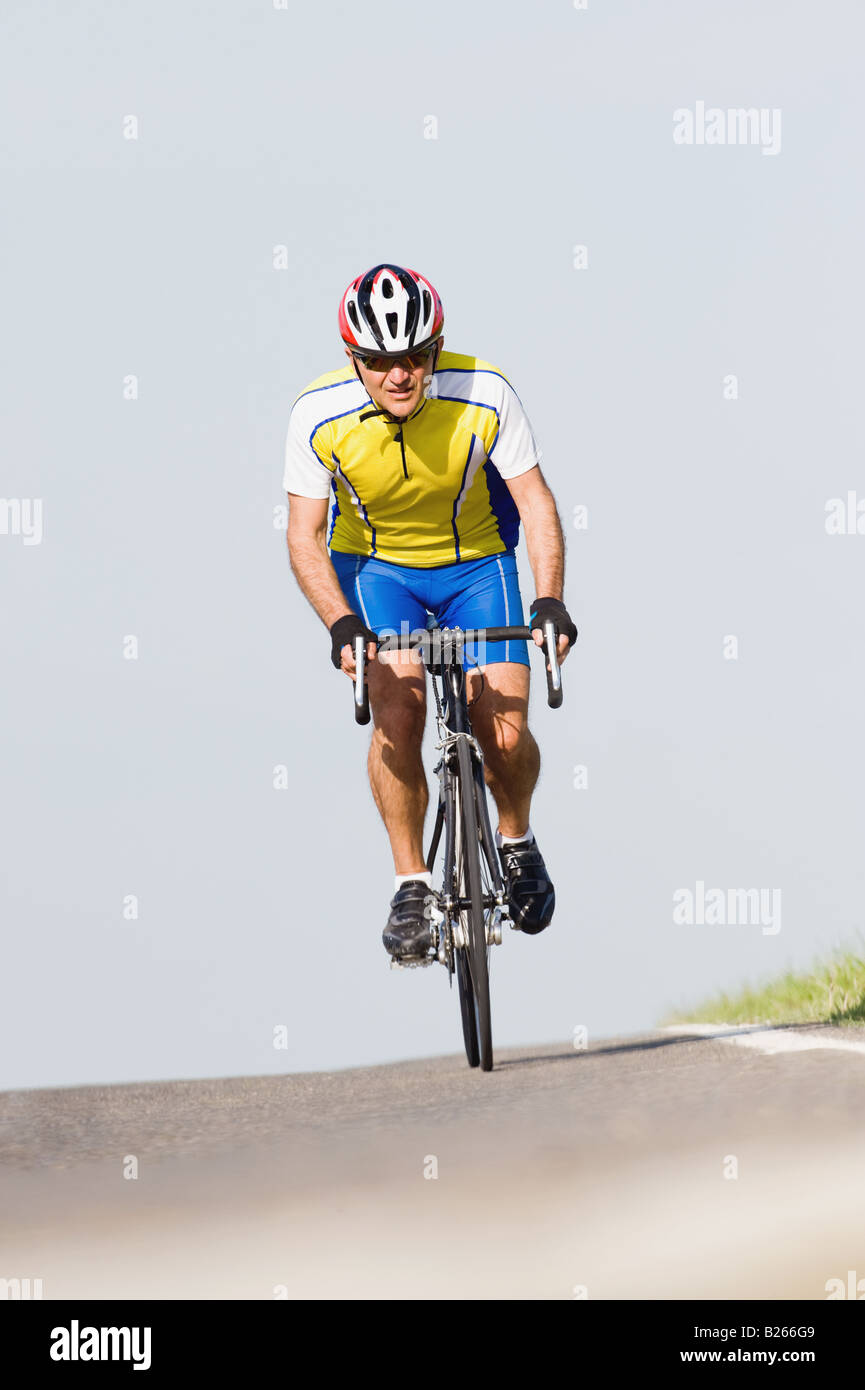 Ciclista montando bicicleta, vista frontal Foto de stock