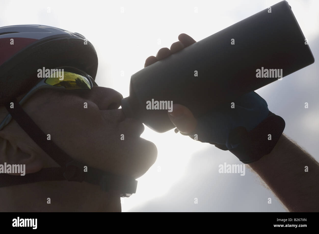 Perfil de un ciclista de agua potable Foto de stock