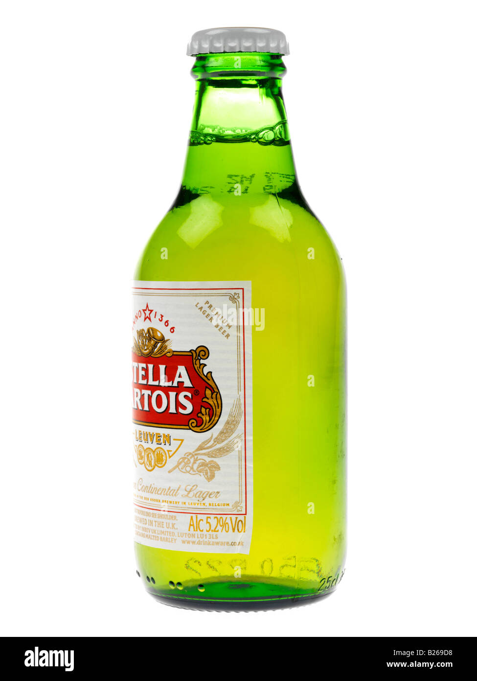 Stella Artois sin abrir botellas de cerveza lager aisladas contra un fondo blanco, con un trazado de recorte y ningún pueblo Foto de stock