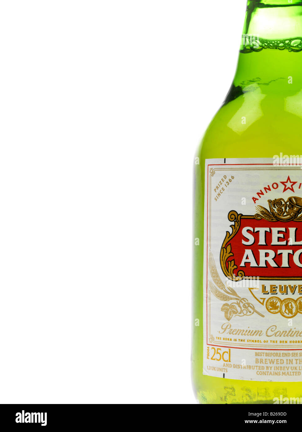 Stella Artois sin abrir botellas de cerveza lager aisladas contra un fondo blanco, con un trazado de recorte y ningún pueblo Foto de stock