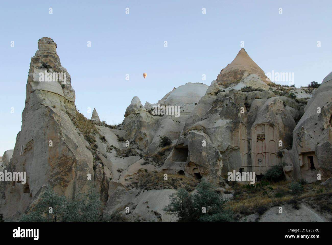 Roca Casas, edificios tallados en las rocas, paisaje de montaña, Cappadocia, Turquía, Europa Foto de stock