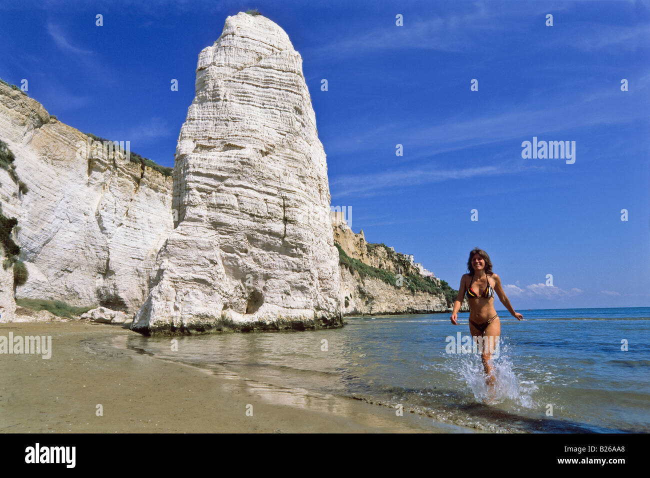 Chalk acantilado, playa de Pizzomunno Vieste,, Gargano, Puglia, Italia Foto de stock
