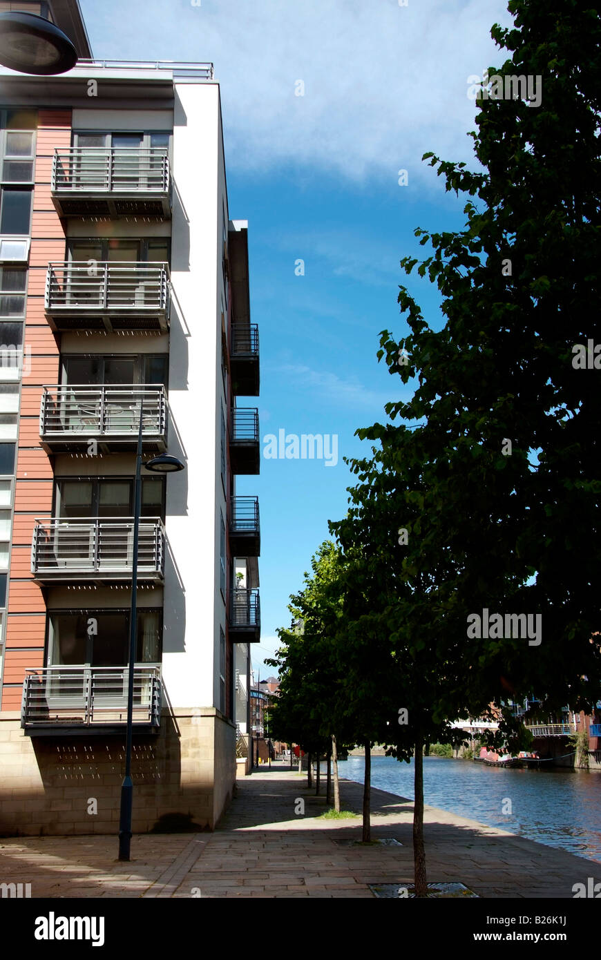 Nuevos bloques de apartamentos a lo largo de la orilla del río Aire en el Brewery Wharf en Leeds Foto de stock
