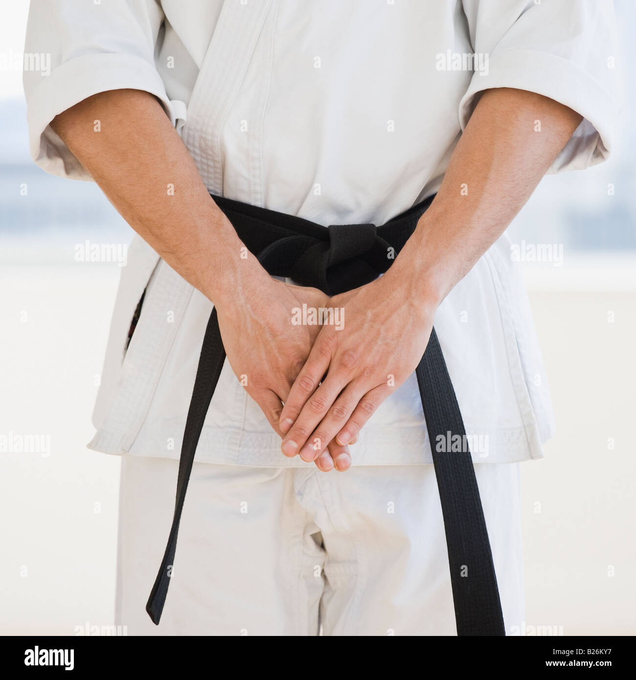 Hombre vestido con cinturón negro de karate Foto de stock