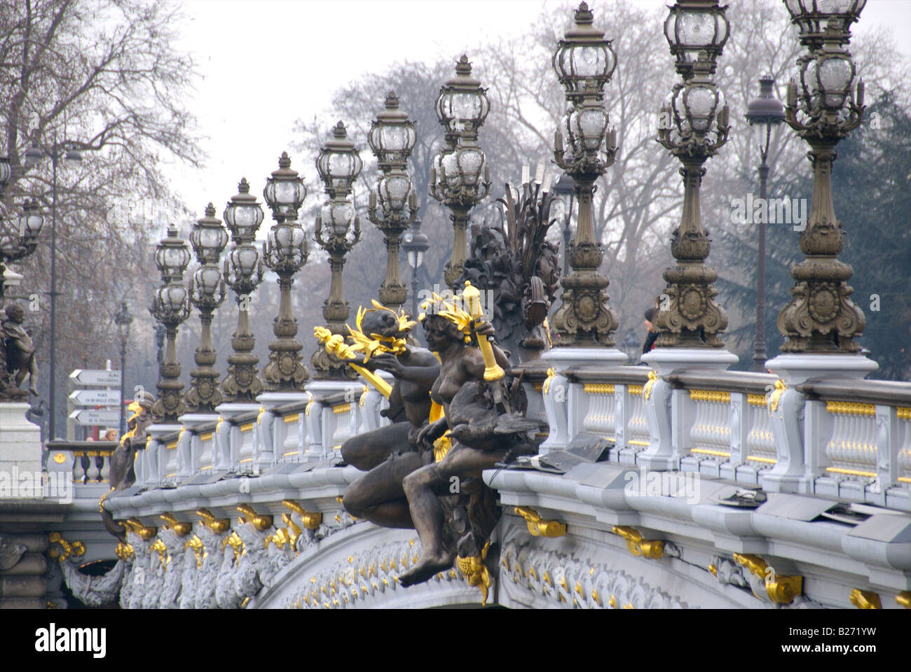Francia, Paris, farolas y estatuas sobre Puente Alexandre III Foto de stock