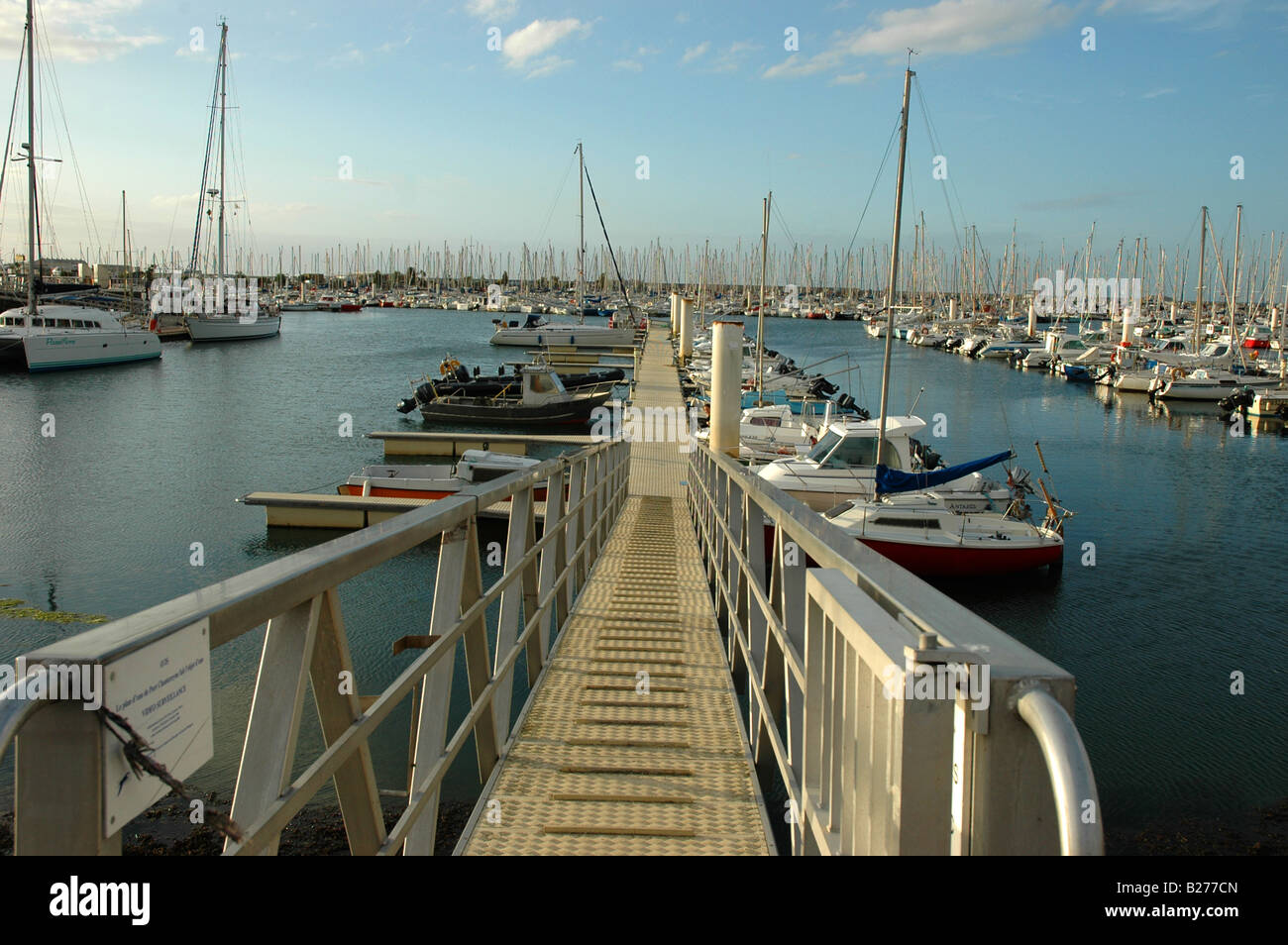 Espigón que conduce a la marina con barcos en Cherbourg Foto de stock