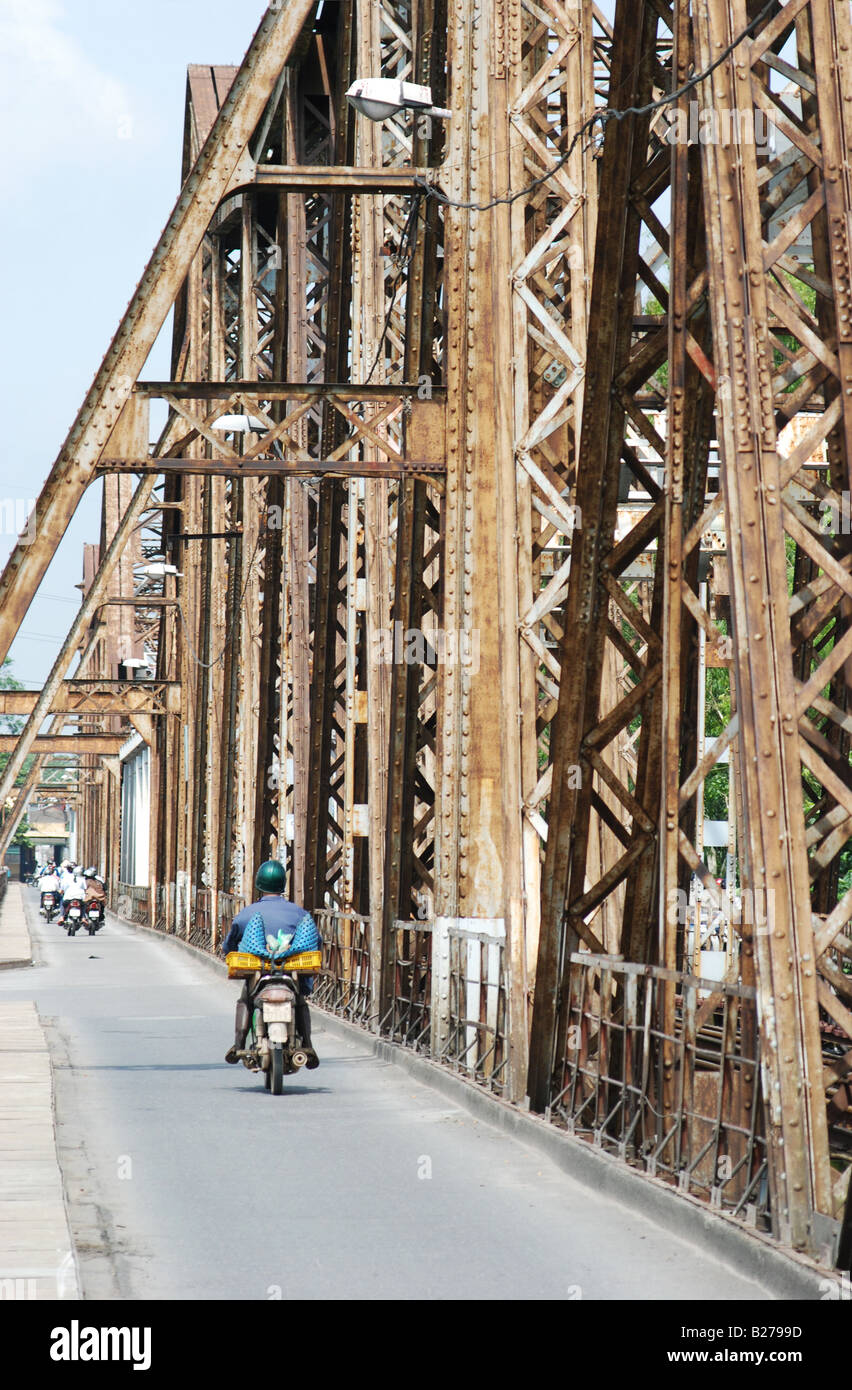 La larga bien puente ferroviario cruzando el Río Rojo de Hanoi, Vietnam Foto de stock