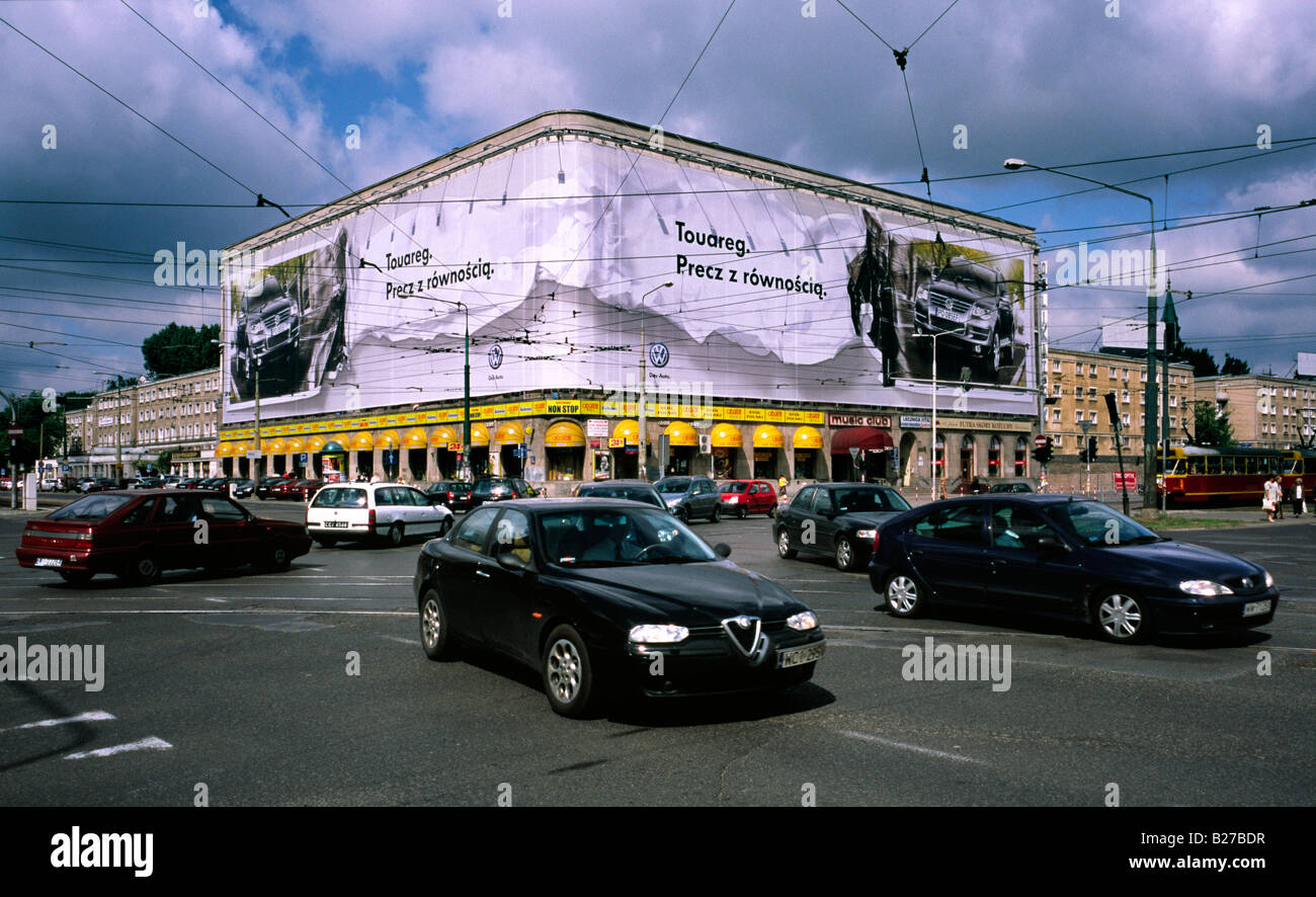 Julio 10, 2008 - anuncio VW cubriendo un edificio en la intersección de Jana Pawla II y Solidarnosci polaco en Varsovia. Foto de stock