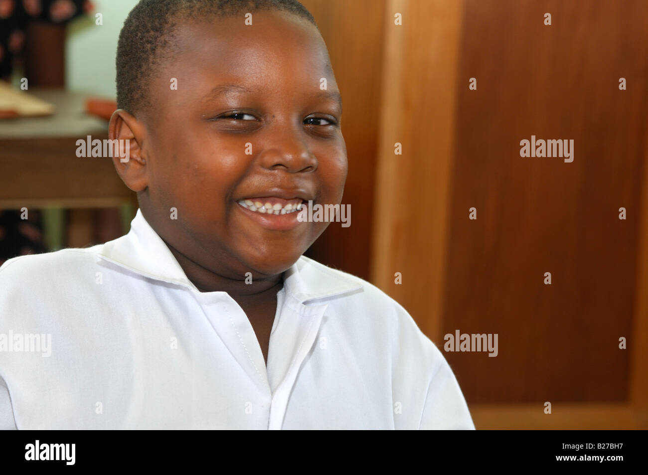 Sonriendo estudiante en la Escuela Internacional de Jóvenes, Accra, Ghana Foto de stock