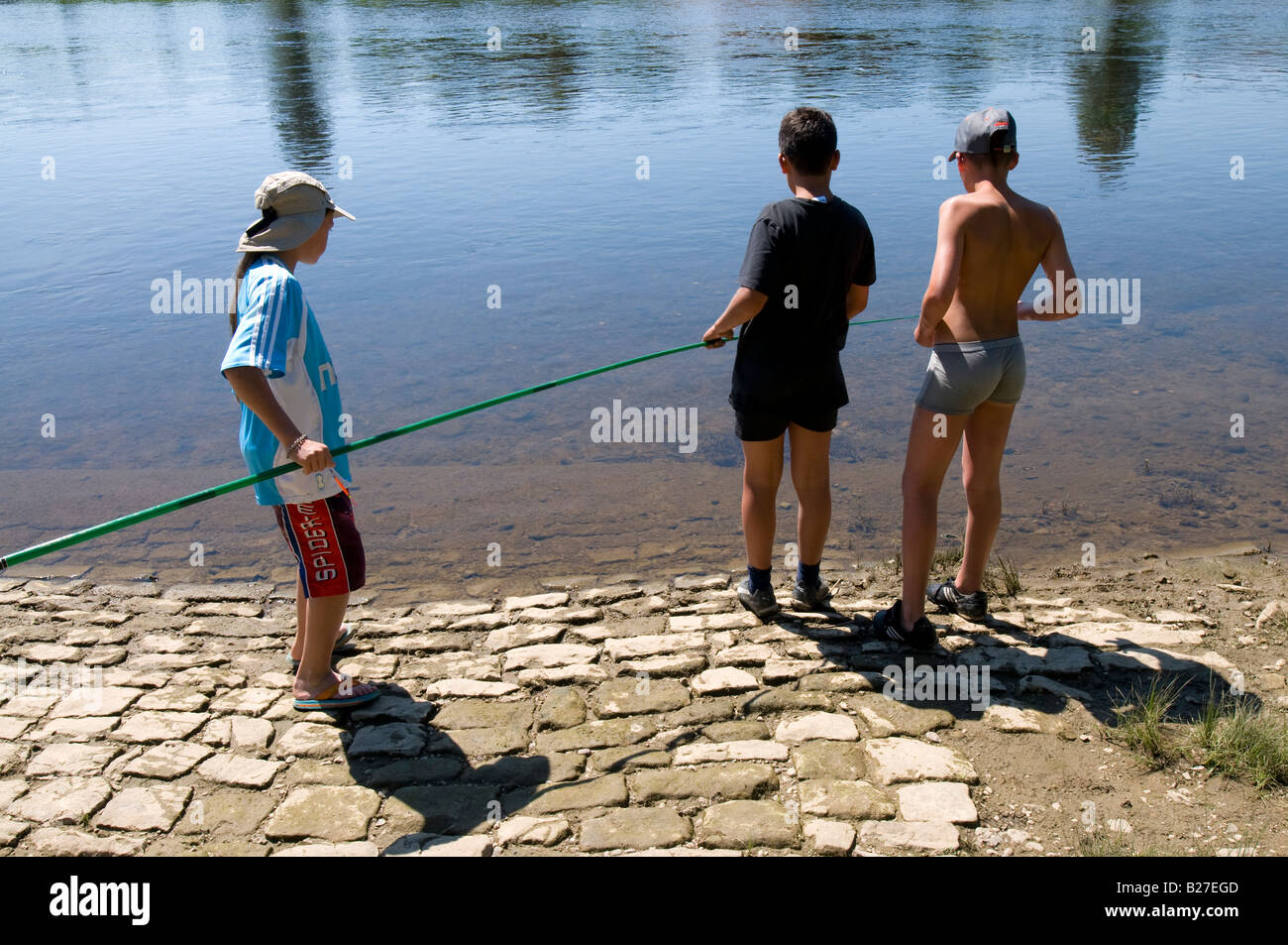 Los jóvenes la pesca en banco del río Vienne, Nouâtre, Indre-et-Loire, Francia. Foto de stock