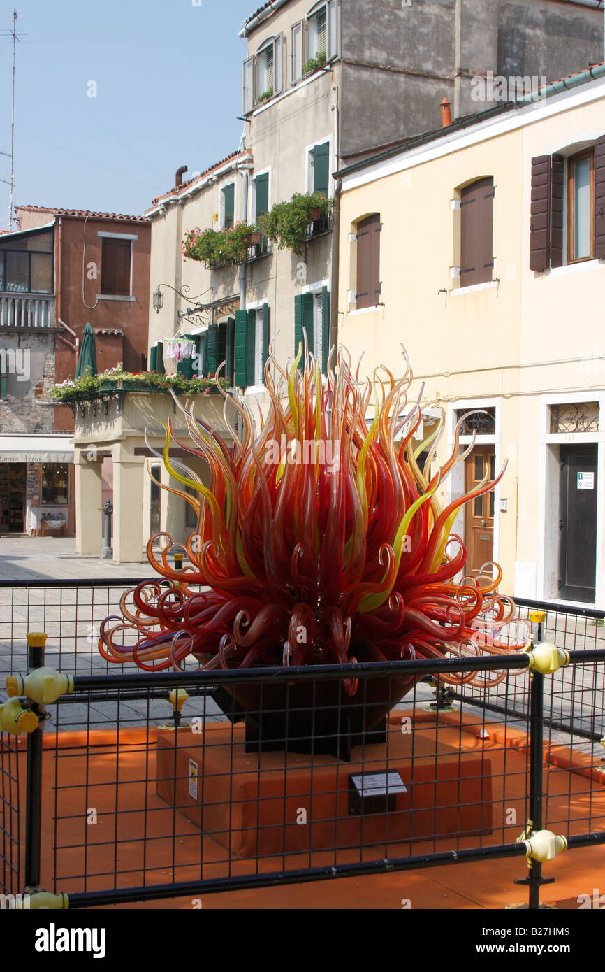 Flor de cristal con llama como hojas realizados en Murano.Laguna Veneciana,Italia Foto de stock