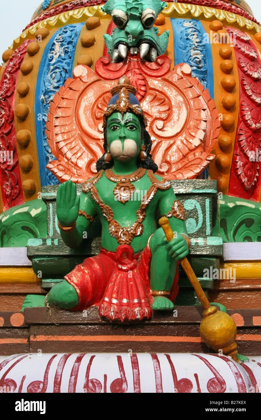 La torre del templo sencillo que muestra el dios mono Hanuman , en el sur de la India Foto de stock