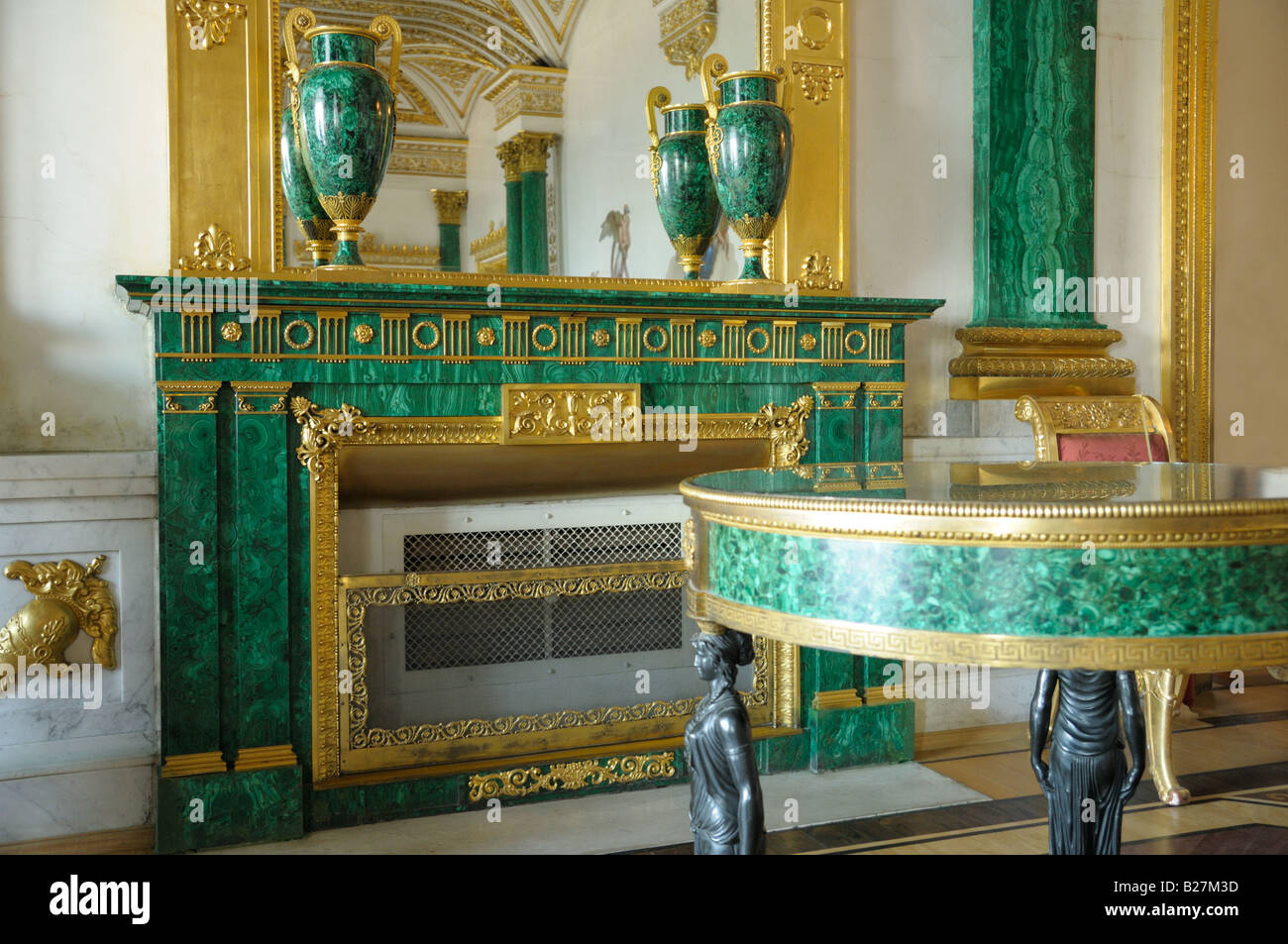 La sala de Malaquita en el Palacio de Invierno, San Petersburgo Foto de stock