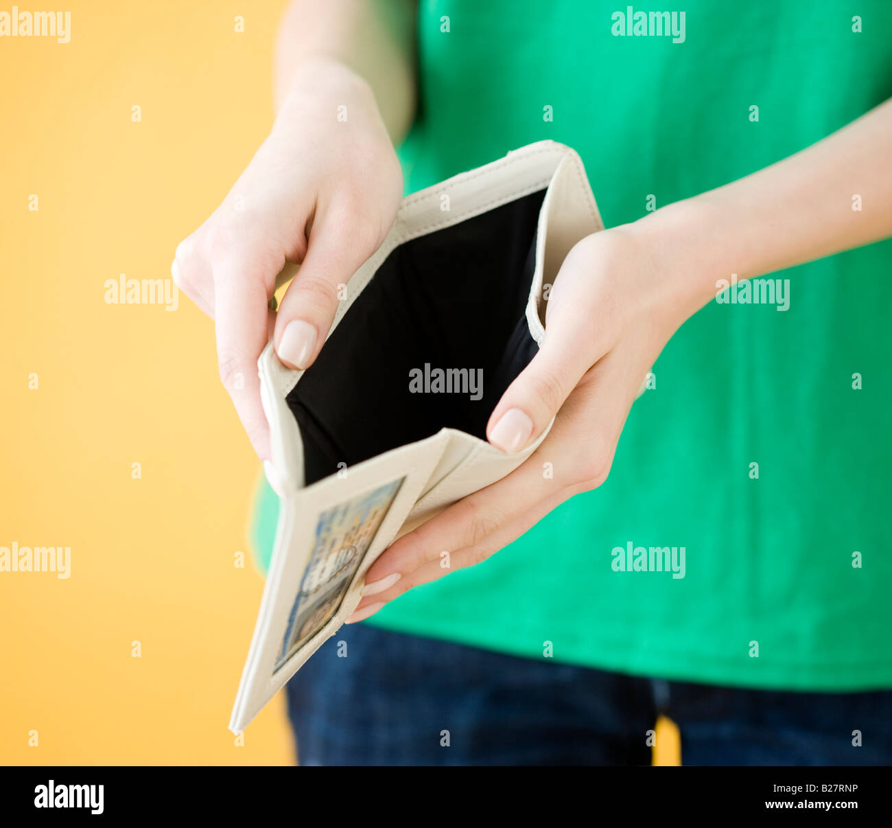 La mujer mantiene abierto billetera vacía Foto de stock