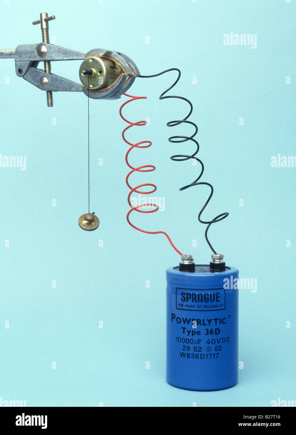 La energía eléctrica se almacena en un condensador se convierte en energía  mecánica que levanta un peso pequeño Fotografía de stock - Alamy