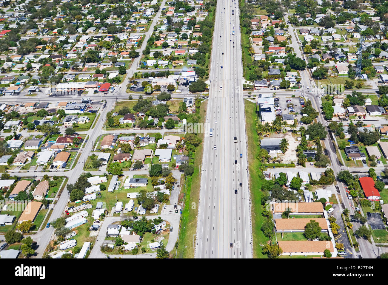 Vista aérea de la carretera a través de la zona residencial, Florida, Estados Unidos Foto de stock