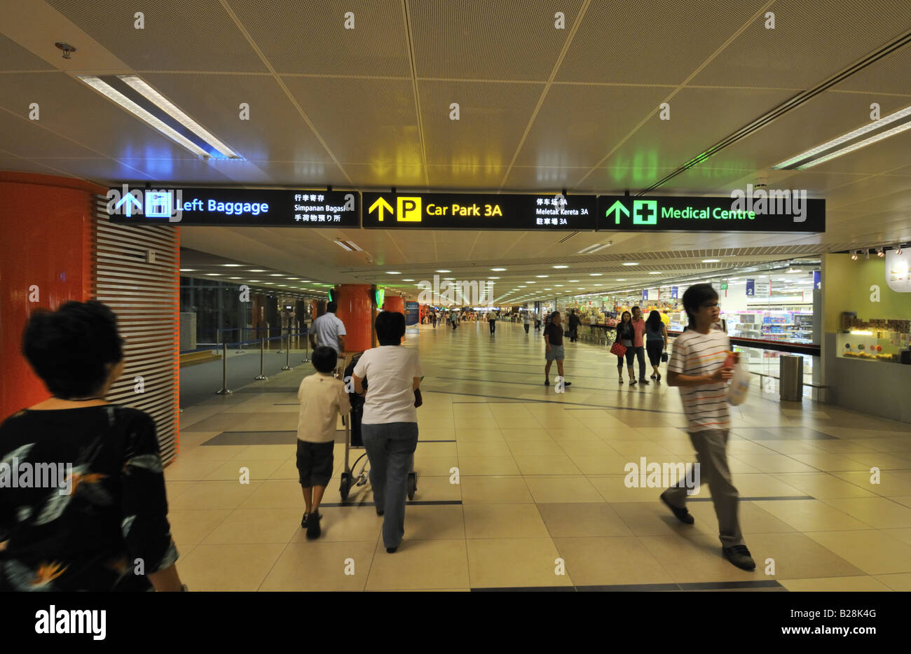 Terminal del Aeropuerto Internacional de Changi de Singapur 3 paso del estacionamiento, dejó el equipaje y centro médico. Foto de stock