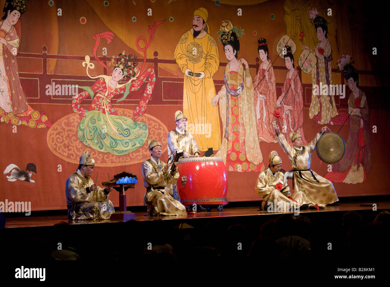 Músicos en el espectáculo de danza Tang Grand Opera House de Shaanxi Xian, China Foto de stock