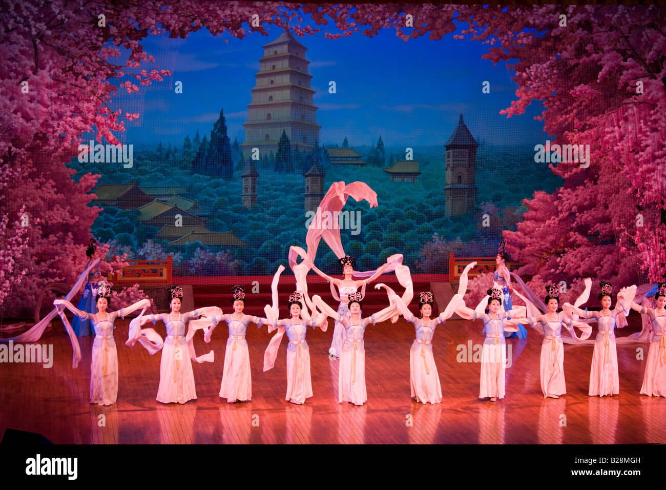 Los bailarines actuando en el espectáculo de danza Tang Grand Opera House de Shaanxi Xian, China Foto de stock