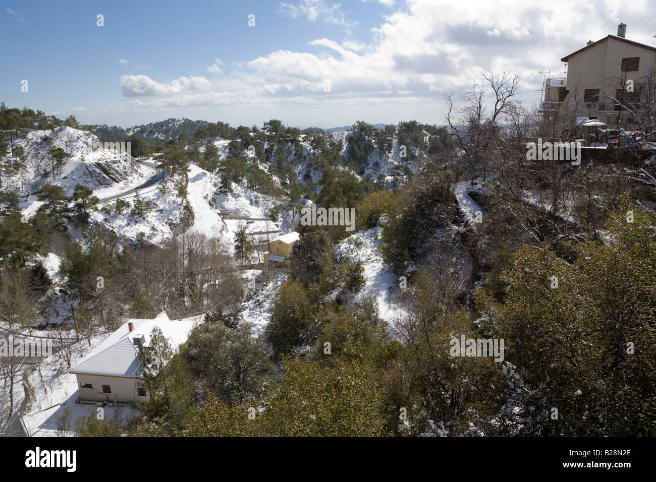 Nieve en el Macizo de Troodos en Pano platres, Chipre Foto de stock