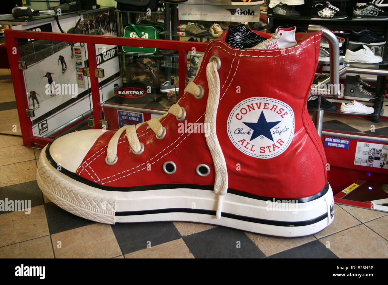 Zapatos Converse rojos gigantes en una tienda de zapatos Fotografía de  stock - Alamy