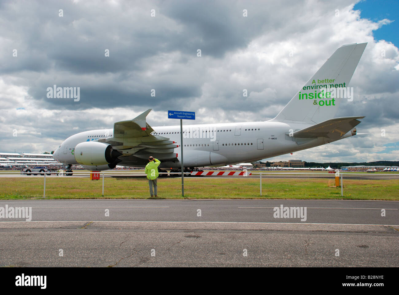 Aviones spotter delante del avión a reacción de pasajeros Airbus A380 Foto de stock