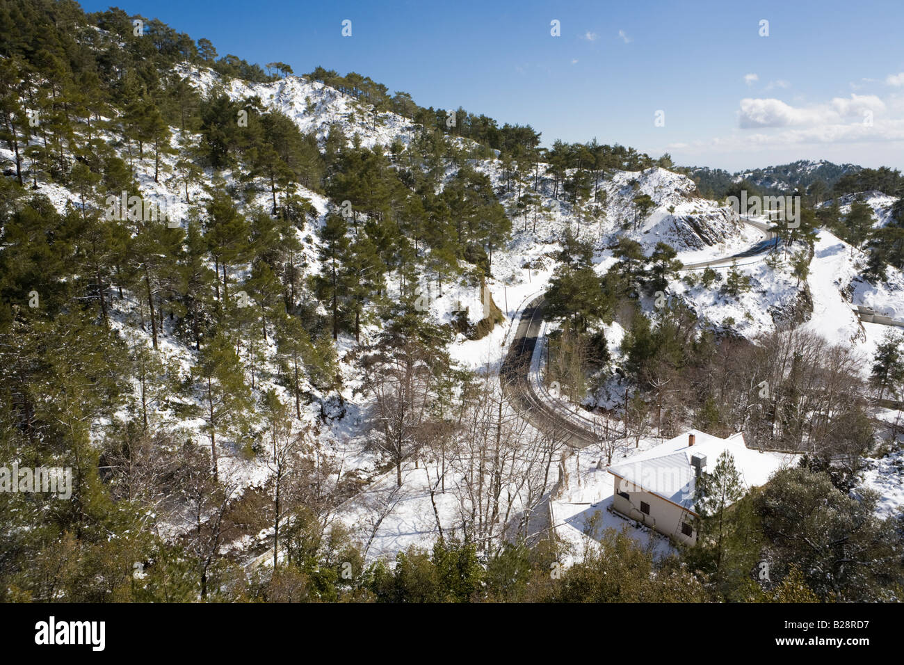 Nieve en el Macizo de Troodos en Pano platres, Chipre Foto de stock