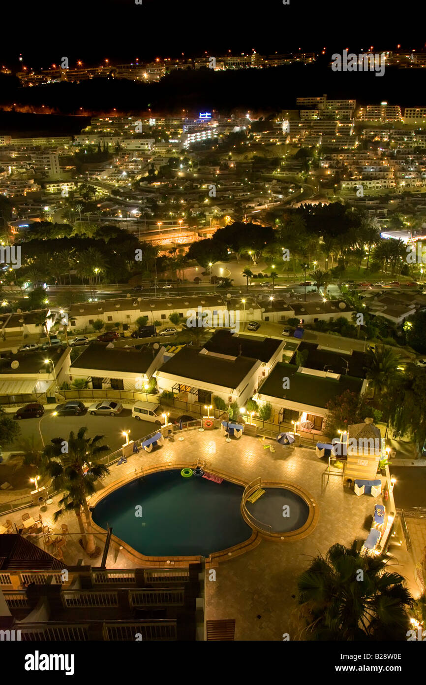 Apartamentos turísticos y hoteles en resort de Puerto Rico en la noche Gran  Canaria Fotografía de stock - Alamy