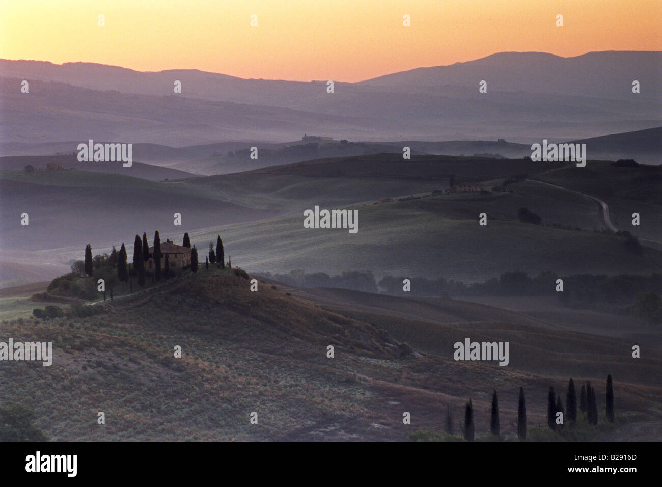 Amanecer sobre el Val d'Orcia al sur de Siena Toscana Foto de stock