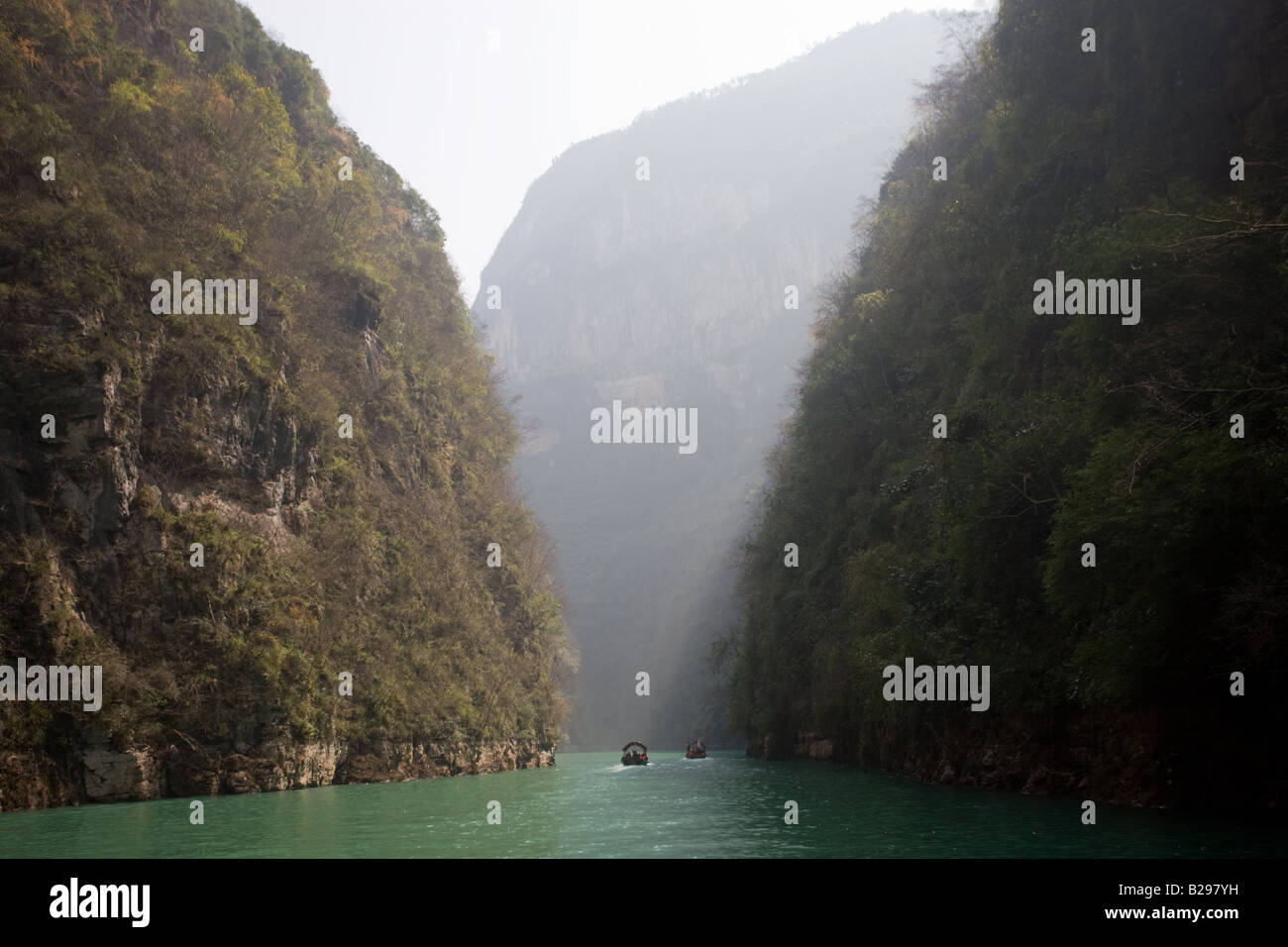 Emerald Gorge uno de los desfiladeros de menor en el río Daning fuera del Río Yangtze en China Foto de stock
