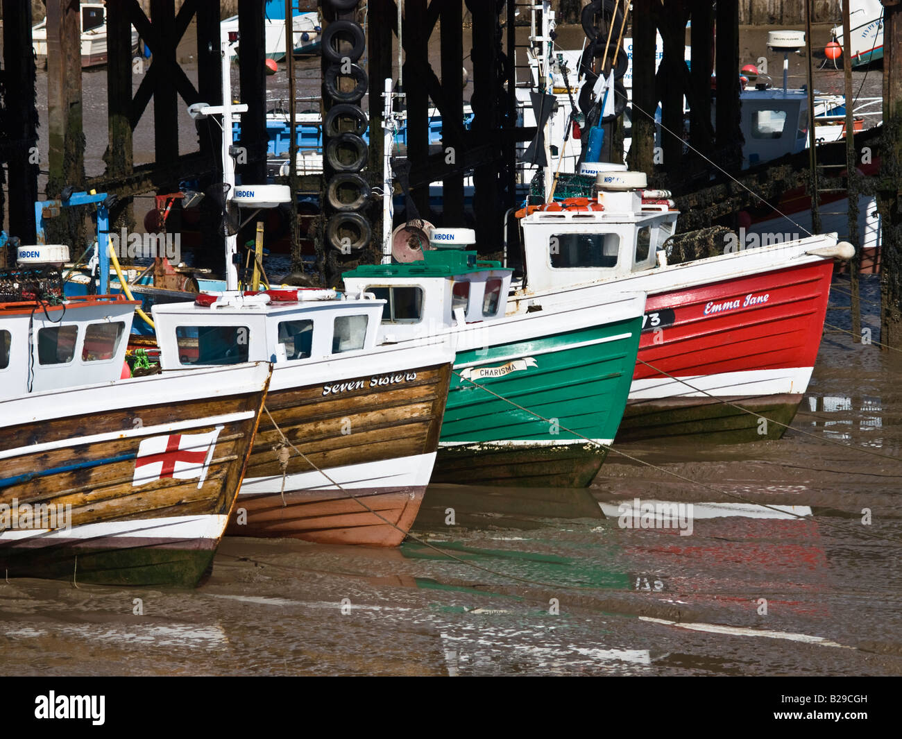 Barcos de pesca en la marea baja Bridlington Harbor East Yorkshire, Inglaterra Foto de stock