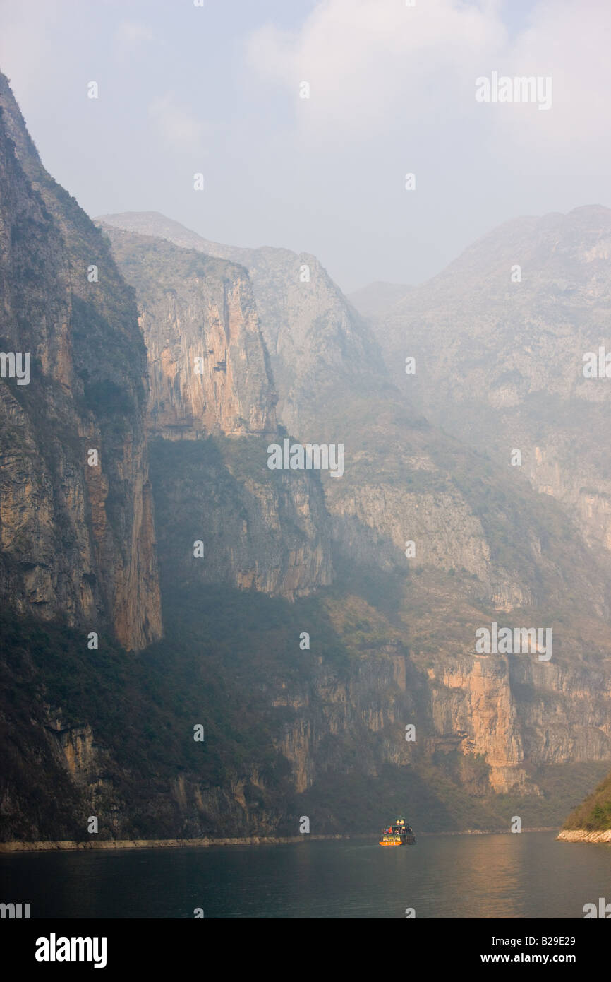 Garganta Qutang parte de las Tres Gargantas en el Río Yangtze en China Foto de stock