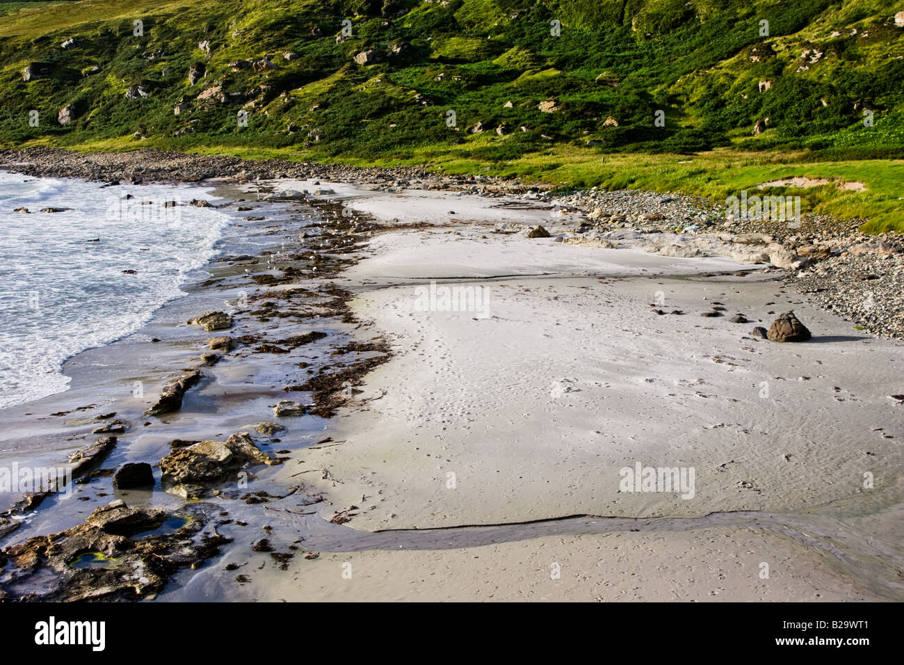 El canto Sands es una playa en la isla de Eigg en esta playa la arena de cuarzo puro Granos emiten un chirrido estridente Foto de stock