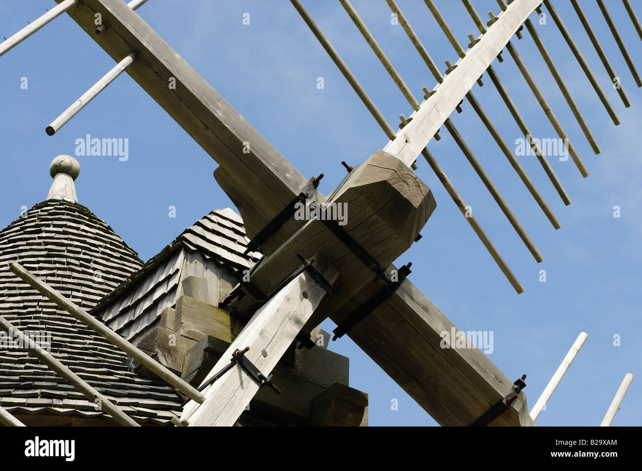 El molino de viento en Pointe du Van , Bretaña Francia Foto de stock