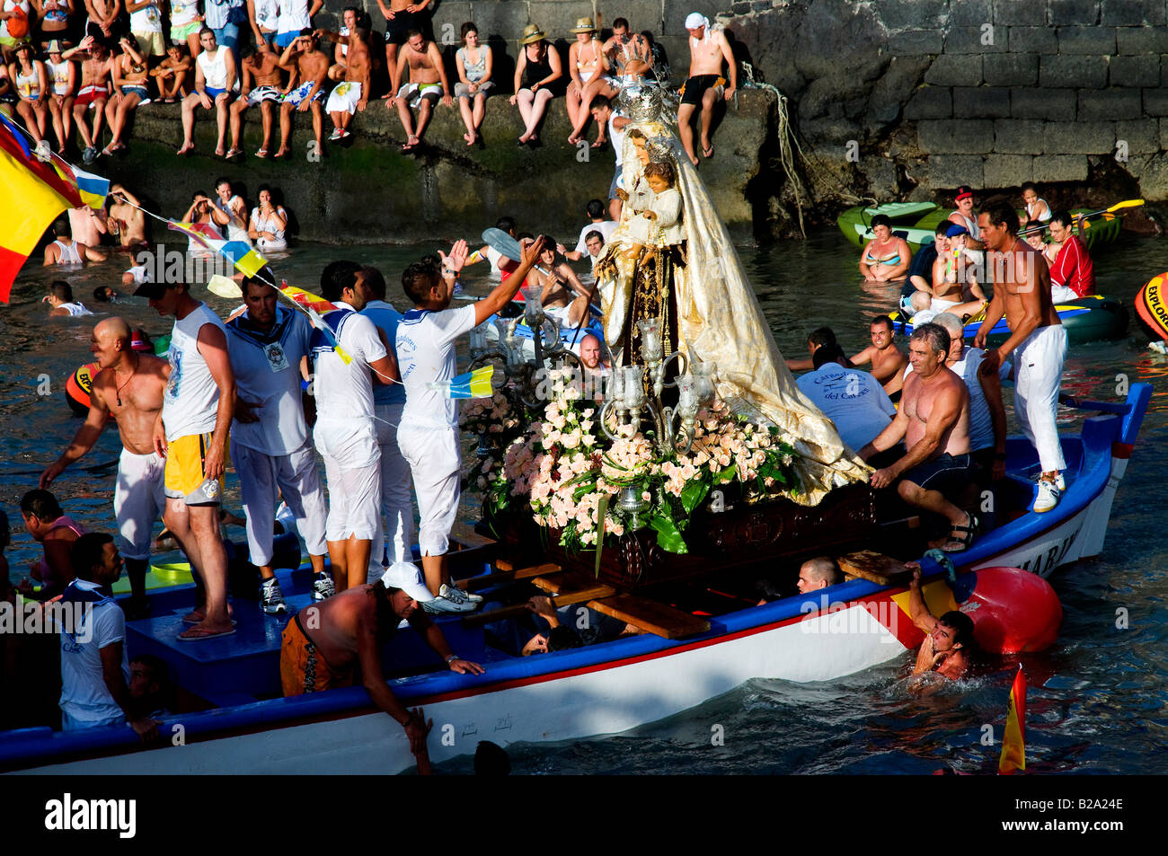 La embarcacion de la Virgen del Carmen (El mar de la Virgen del Carmen) en  Puerto de la Cruz, Tenerife, España Fotografía de stock - Alamy