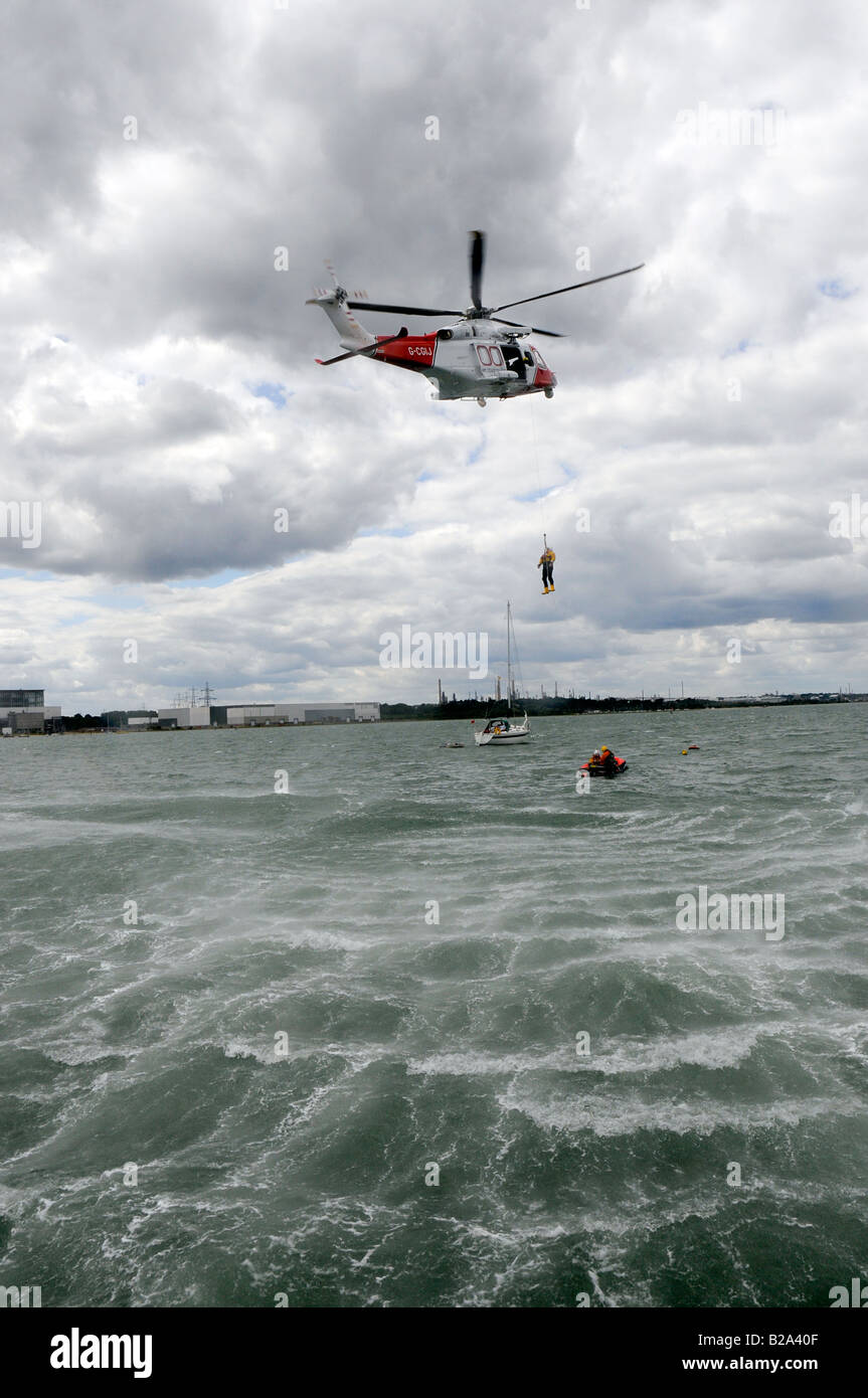 El Solent helicóptero guardacostas y salvavidas Calshot demuestran un aire de rescate en el mar Foto de stock
