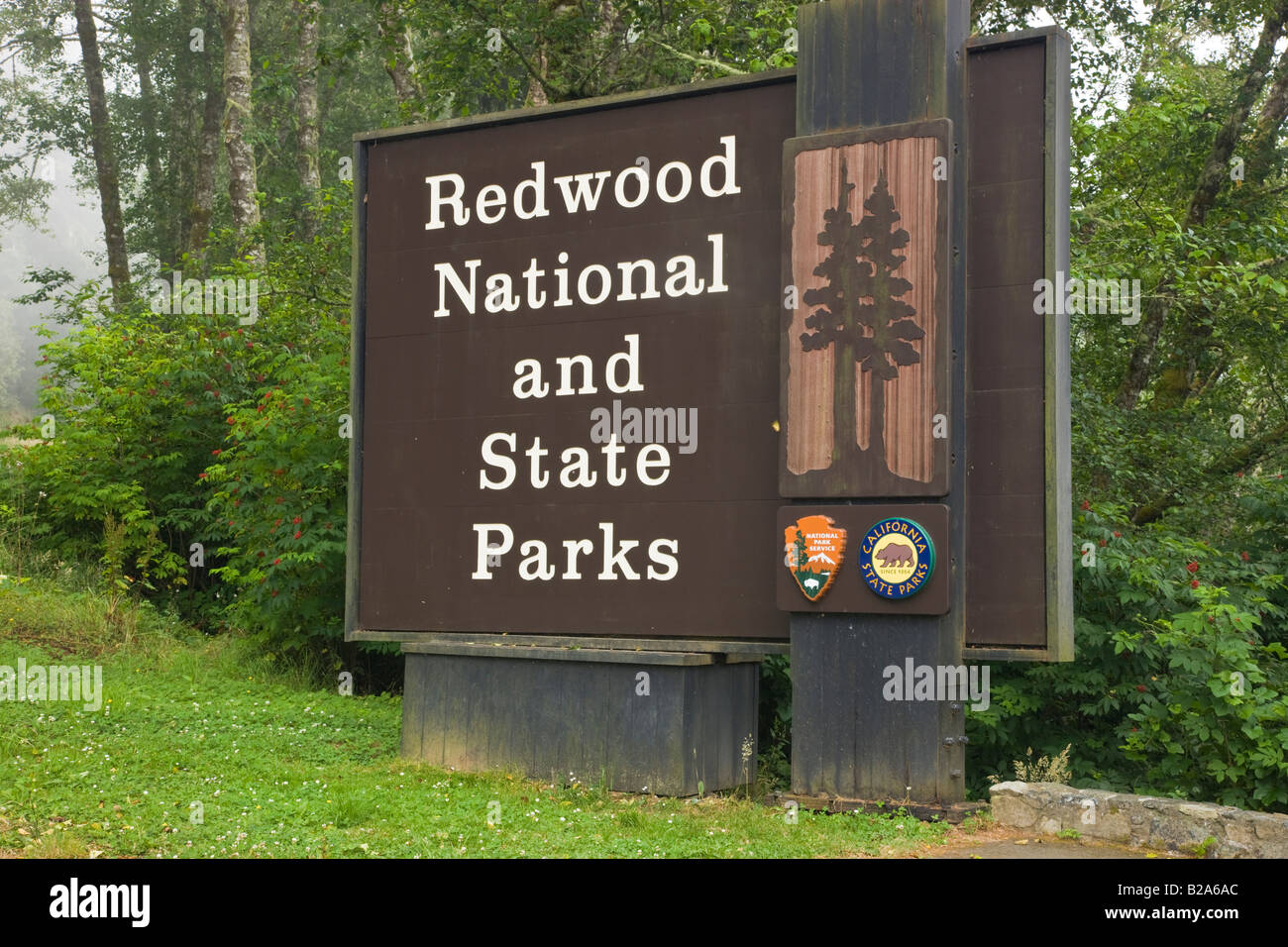 Señal De Los Parques Nacionales Y Estatales De Redwood. Del Norte County, California. Foto de stock