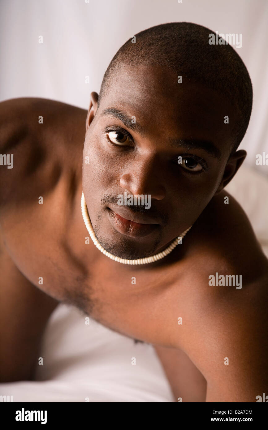 Hombre negro desnudo Fotografía de stock - Alamy