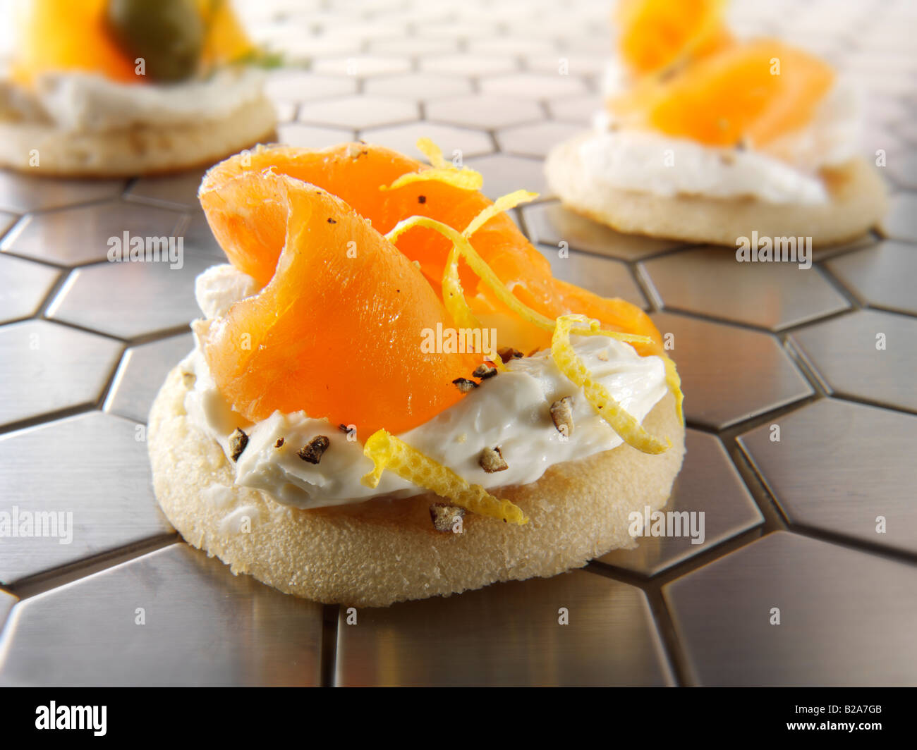 Salmón ahumado y queso crema blinis Foto de stock