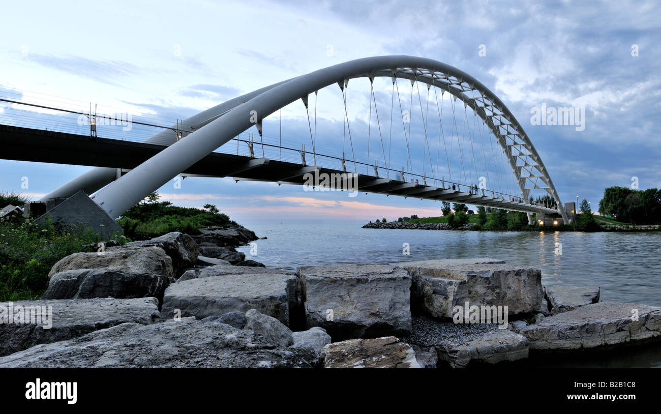 Licencia disponible en MaximImages.com El Puente Arco del Río Humber en Toronto durante la puesta de sol también conocido como el Puente de Puerta de Humber Bay. Canadá Foto de stock