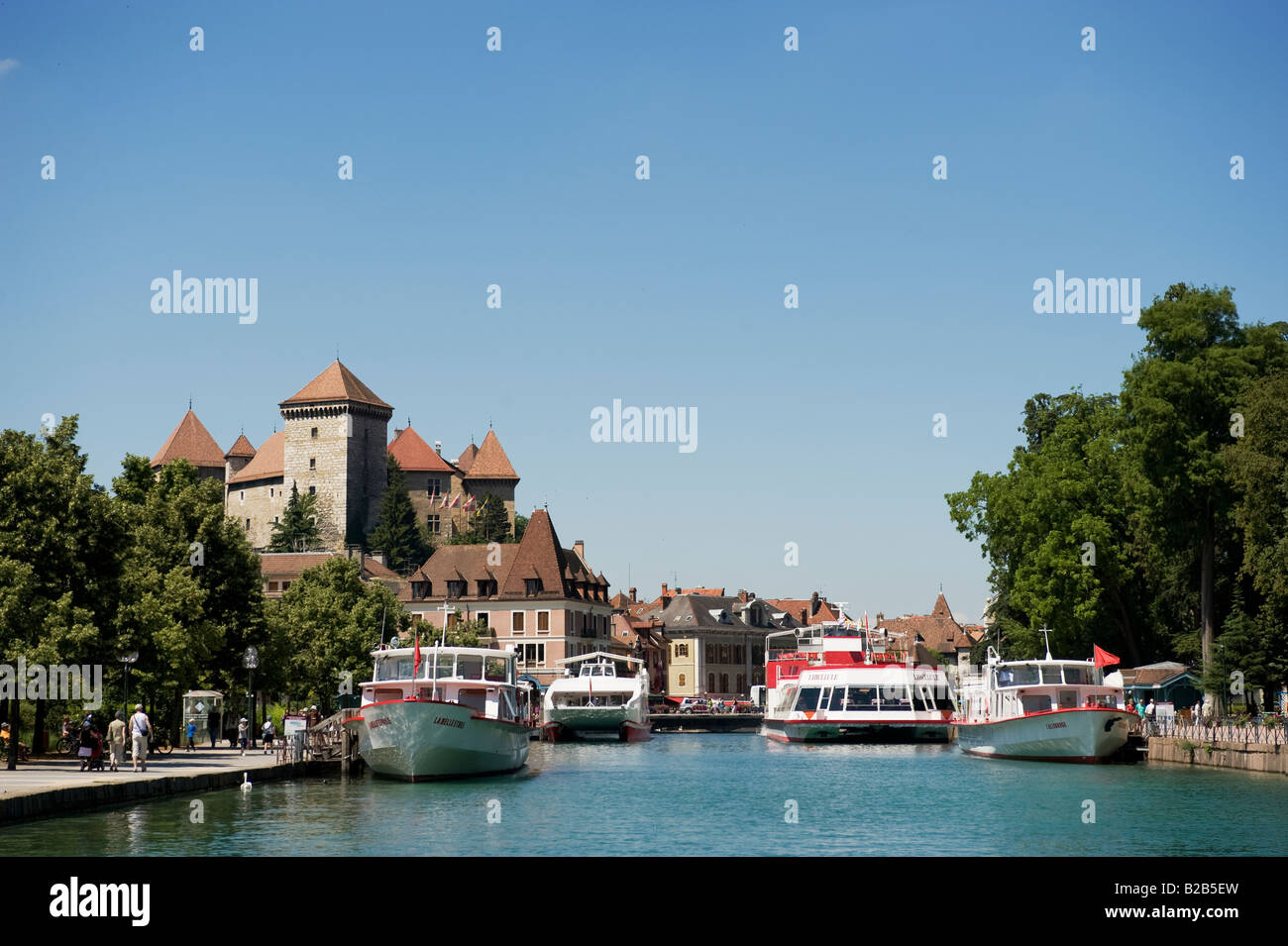 Annecy medieval con los barcos turísticos y el lago Foto de stock