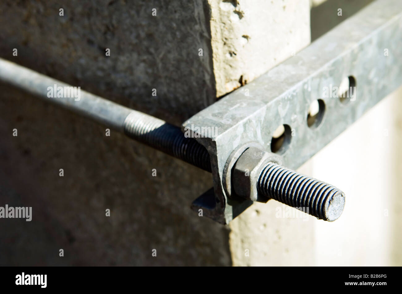 Detalle de una abrazadera de metal en concreto un poste eléctrico  Fotografía de stock - Alamy