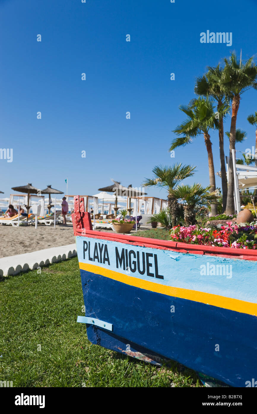 La provincia de Málaga Torremolinos Costa del Sol España decorativos  antiguos botes de pesca en la playa de La Carihuela Fotografía de stock -  Alamy