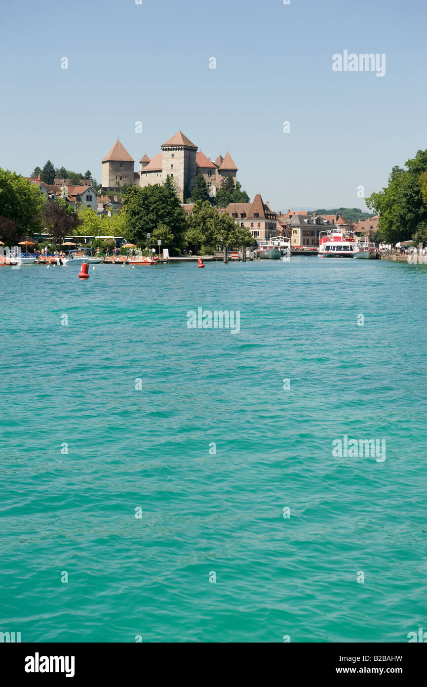 Annecy medieval con los barcos turísticos y el lago Foto de stock