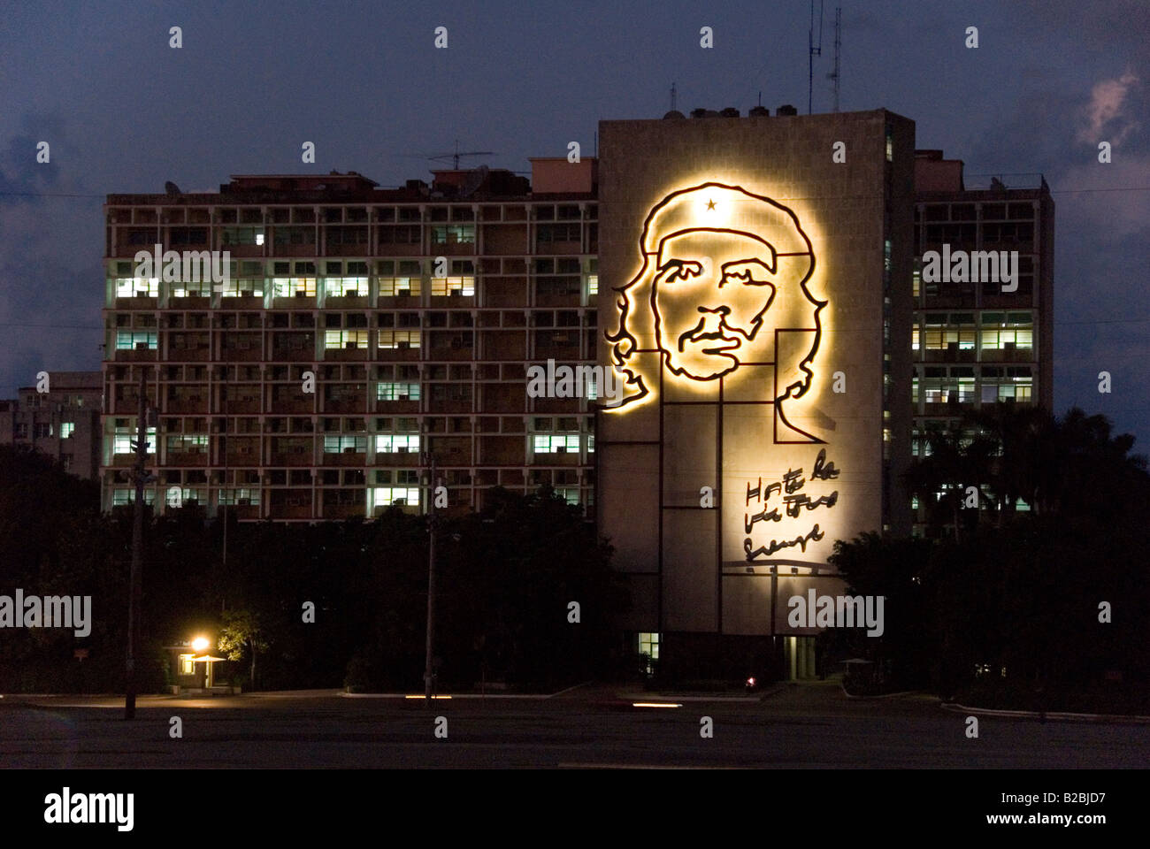 Ernesto Che Guevara la escultura de acero en el edificio del Ministerio del Interior en la Plaza de la revolución en el Vedado La Habana. Foto de stock