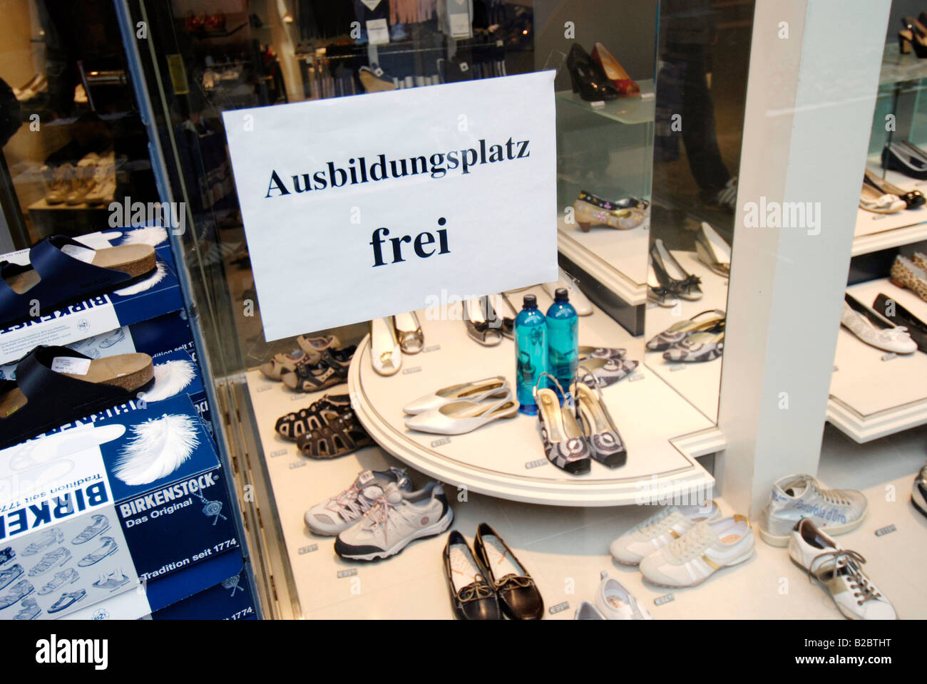 Aprendizaje ofrecidos como dependienta de una tienda de zapatos, signo puesto de capacitación disponibles, Baviera, Alemania, Europ Foto de stock