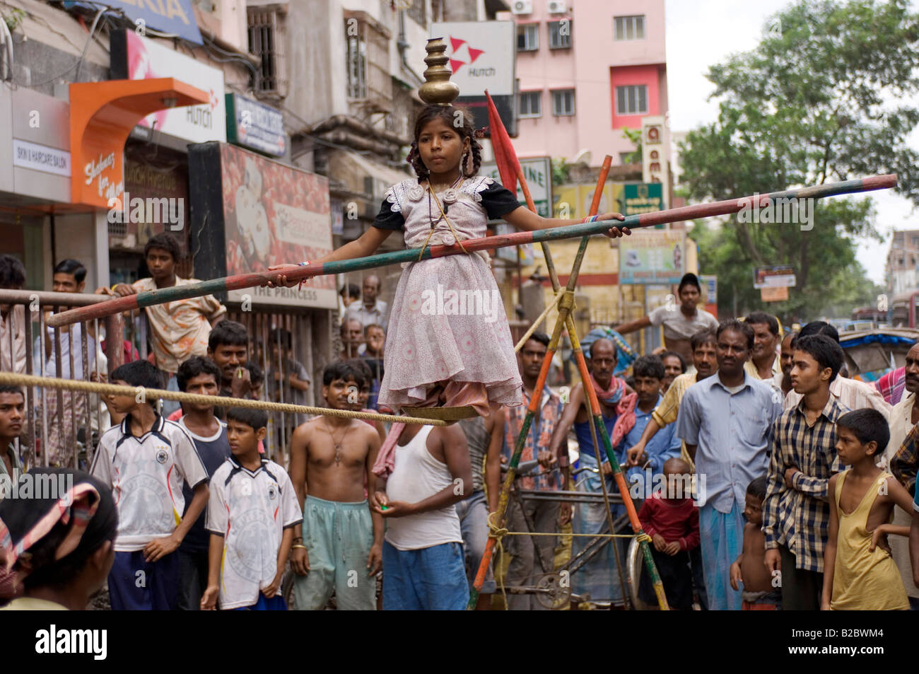 En una calle principal, una realización de familia obtienen sus ingresos. Howrah, Hooghly, Bengala Occidental, India Foto de stock