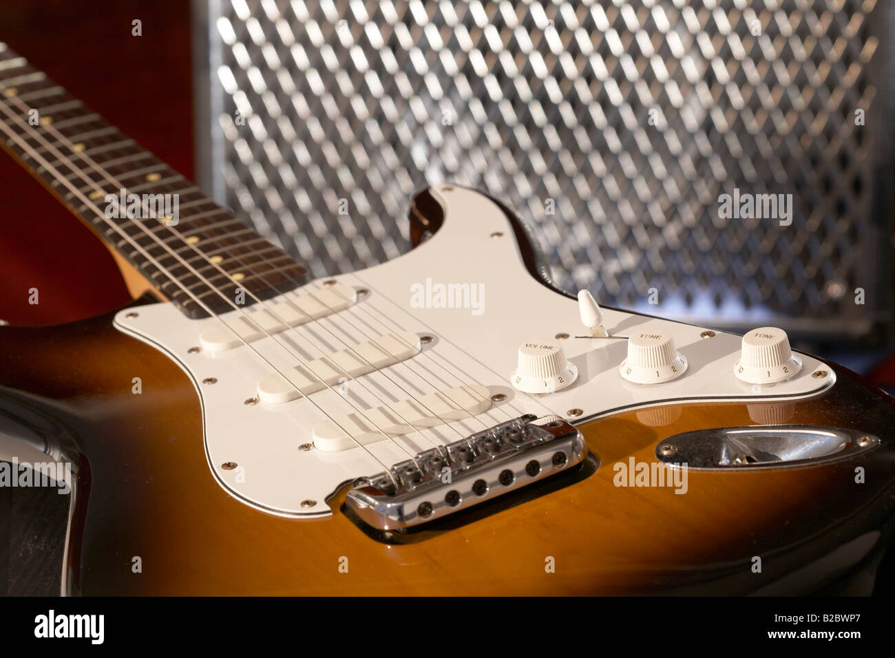 Amplificador de guitarra eléctrica en la parte posterior Foto de stock