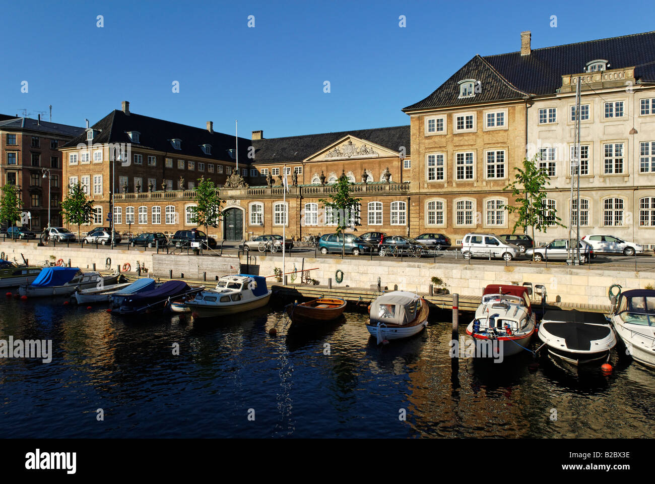 Barcos en el Canal Frederiksholm con el Museo Nacional de Copenhague, Dinamarca, Escandinavia, Europa Foto de stock