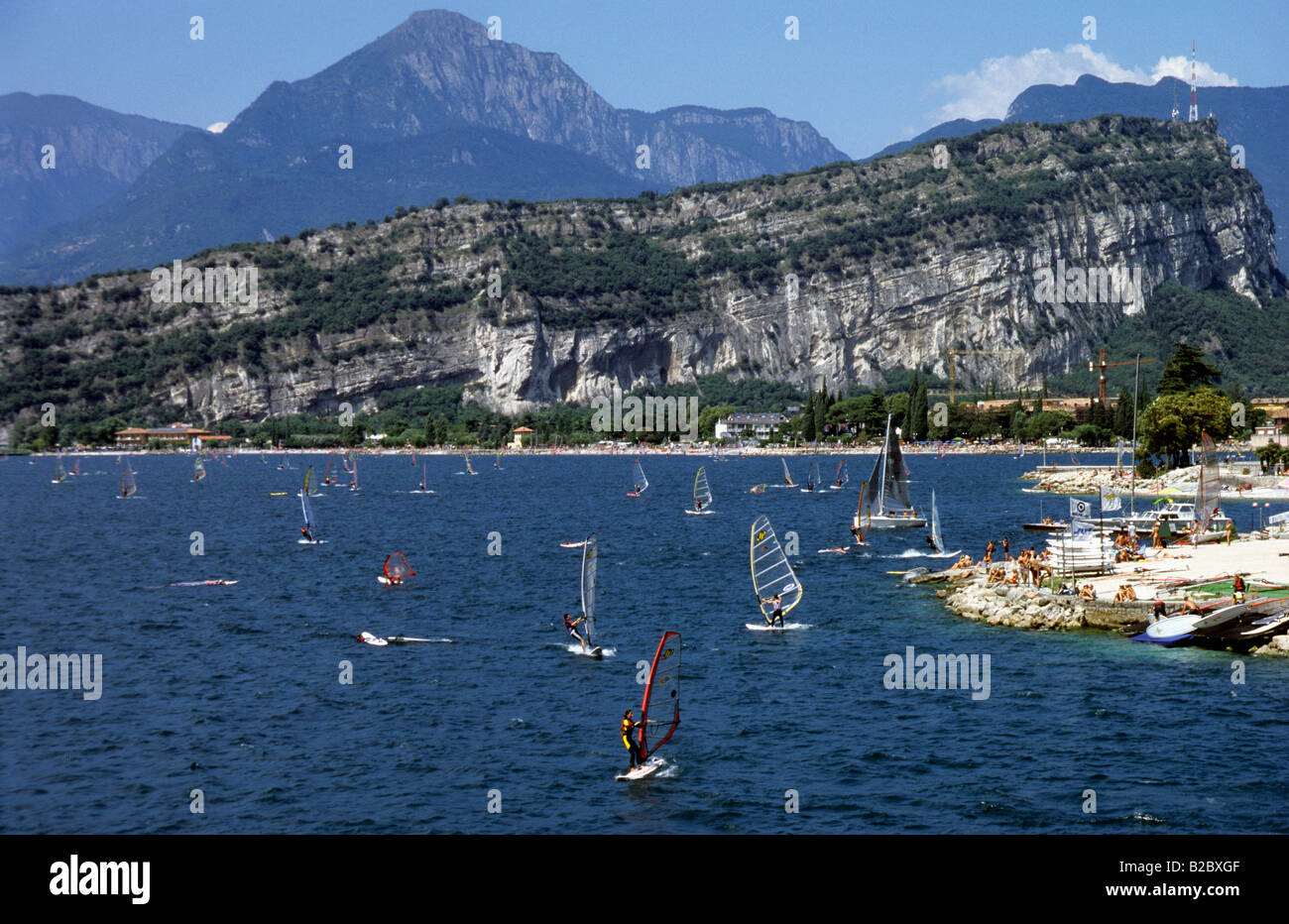 Windsurf en el Lago de Garda, cerca de Torbole, Italia, Europa Fotografía de stock Alamy